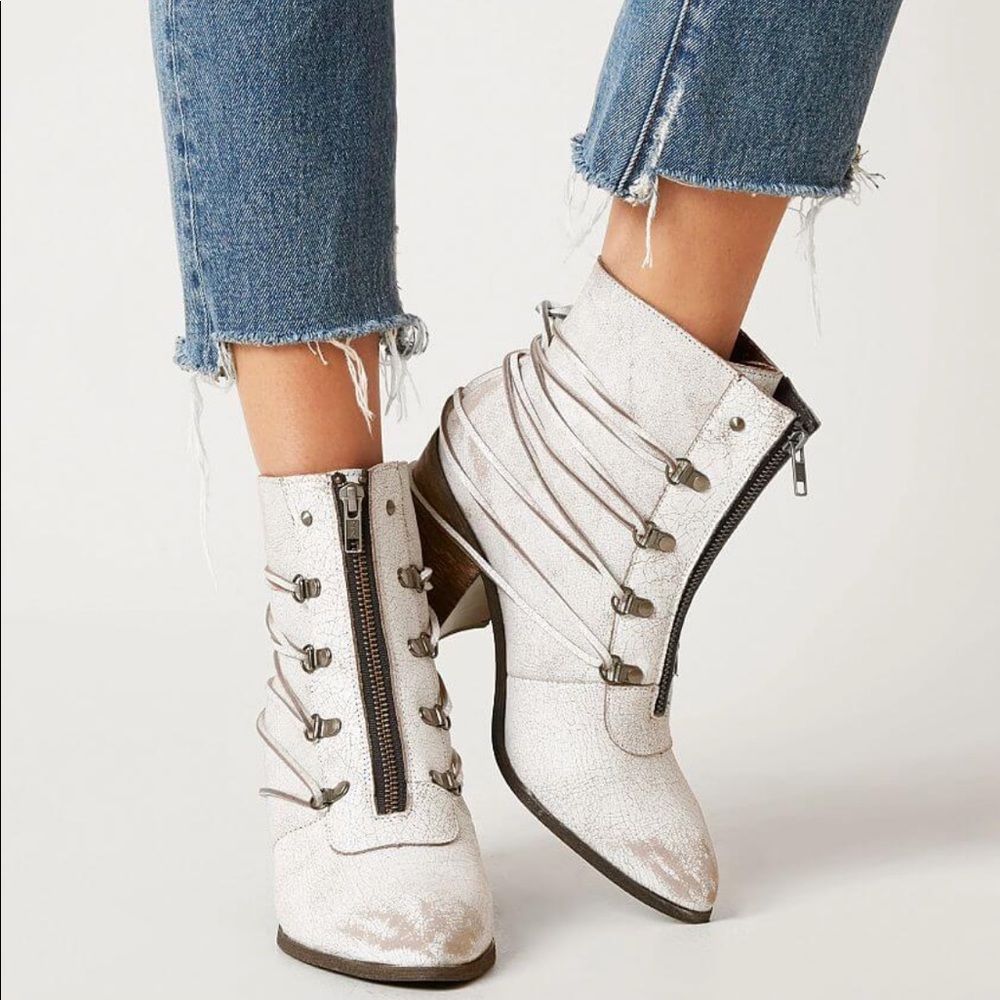 Leather white boot women’s size 10 NEVER WORN